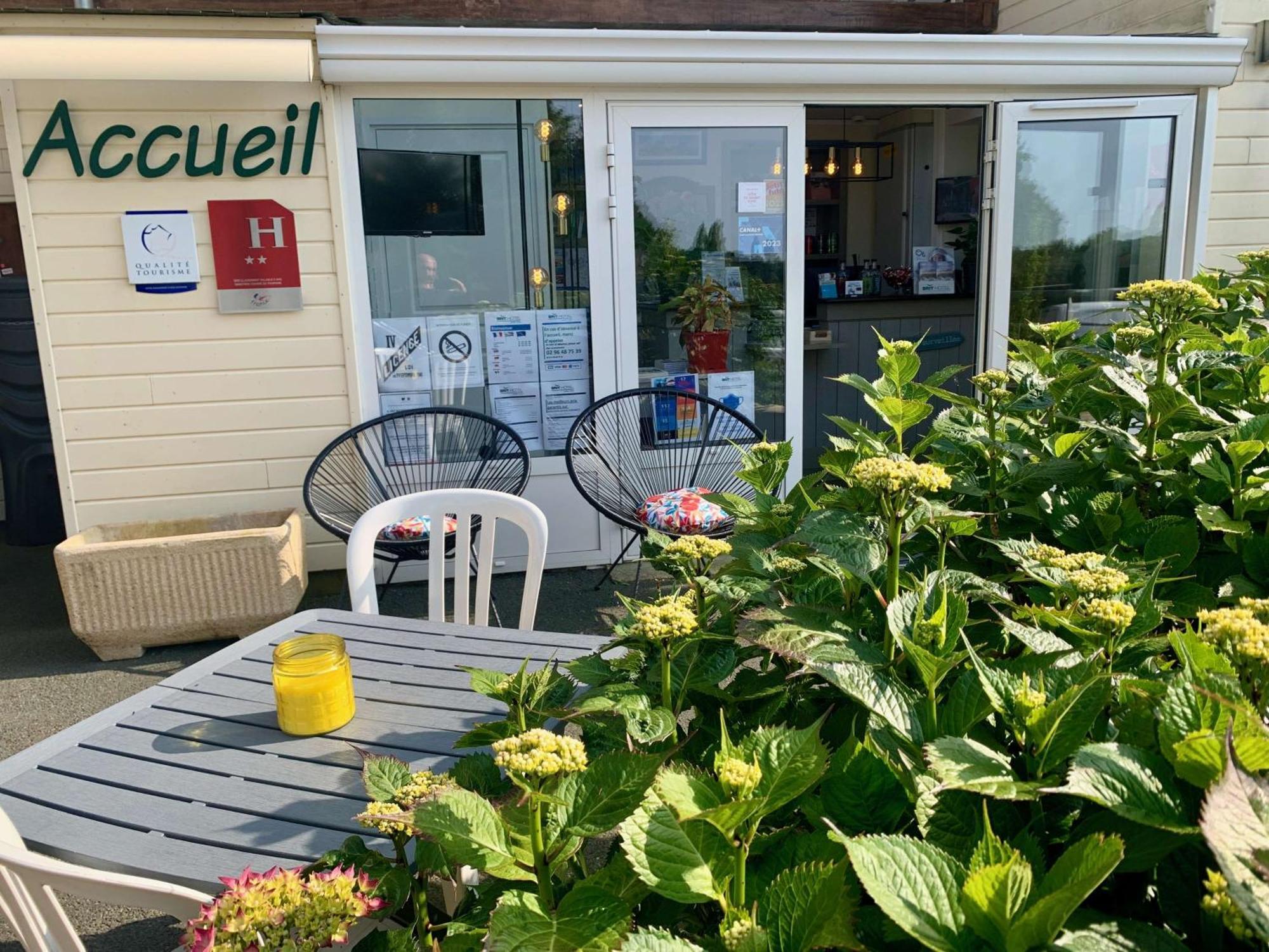 Brit Hotel Lannion-Perros Guirec Екстер'єр фото